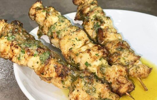 Spiedini di petto di pollo con salsina