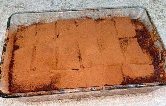 Tiramisù senza uova, arrangiato con cioccolato fondente