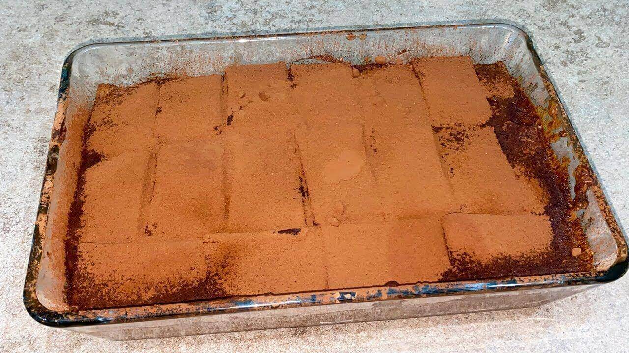 Tiramisù senza uova, arrangiato con cioccolato fondente