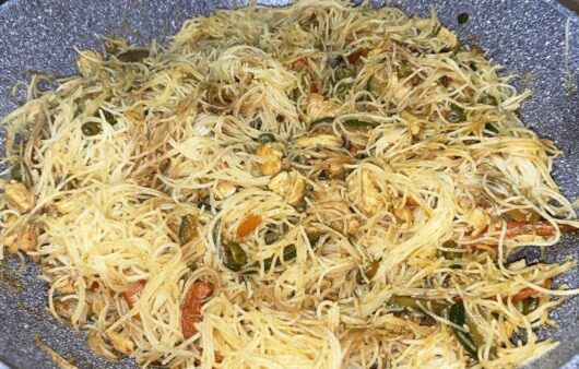 Vermicelli di riso con pollo e verdure