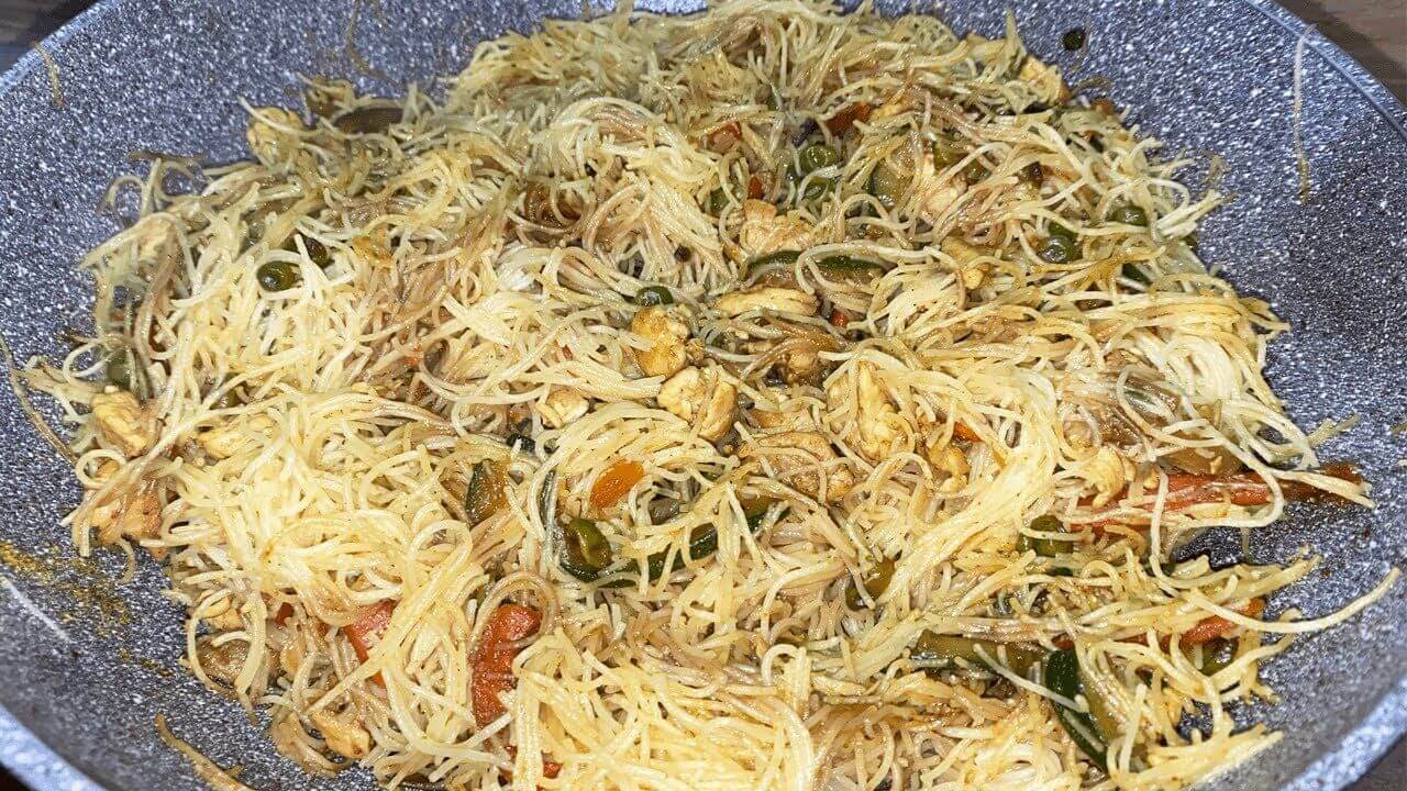 Vermicelli di riso con pollo e verdure