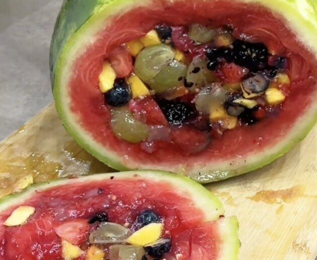 Anguria ripiena di frutta