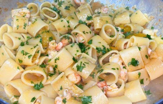 Calamarata con gamberoni e pomodorini gialli