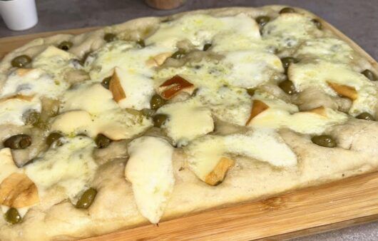 Focaccia/pizza con olive e mozzarella