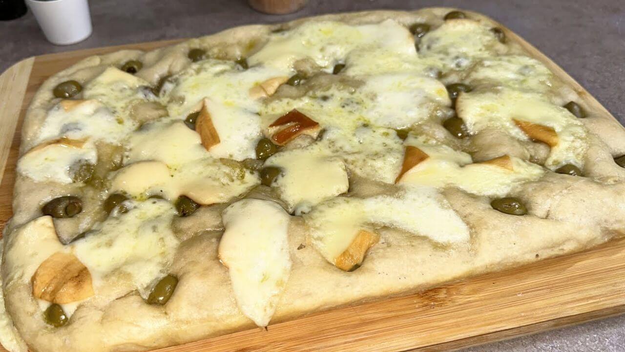 Focaccia/pizza con olive e mozzarella