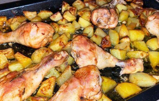 Fusi di pollo e patate con la paprika al forno