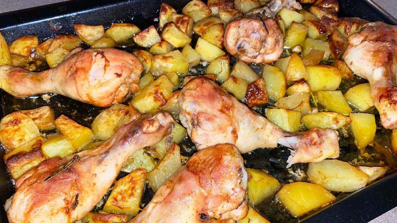 Fusi di pollo e patate con la paprika al forno