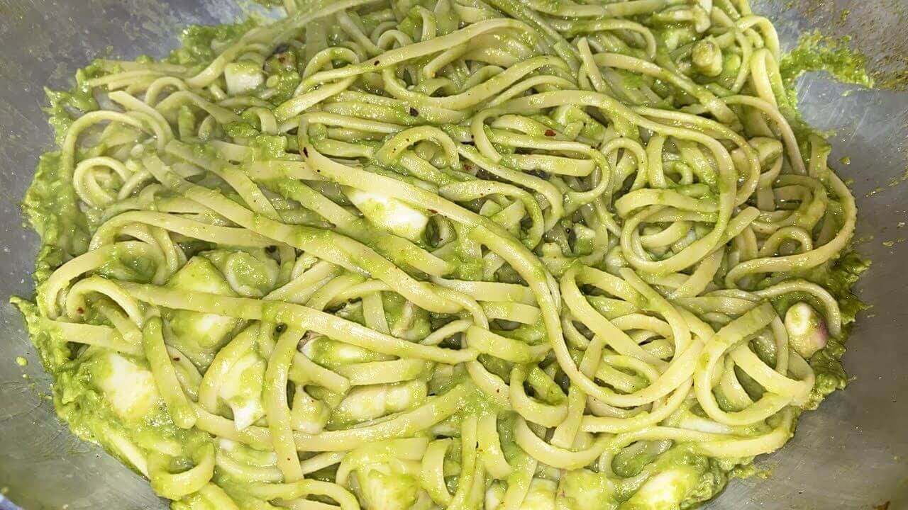 Linguine seppia e crema di piselli