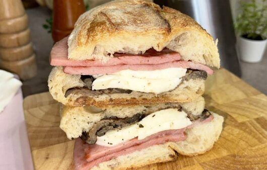 Panino con mortadella arrostita, fior di latte e melanzane grigliate