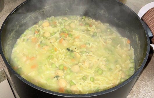 Pasta calda con legumi e verdure
