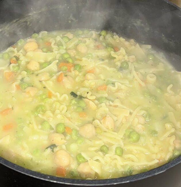 Pasta calda con legumi e verdure