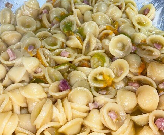 Pasta con fiori di zucca e pancetta