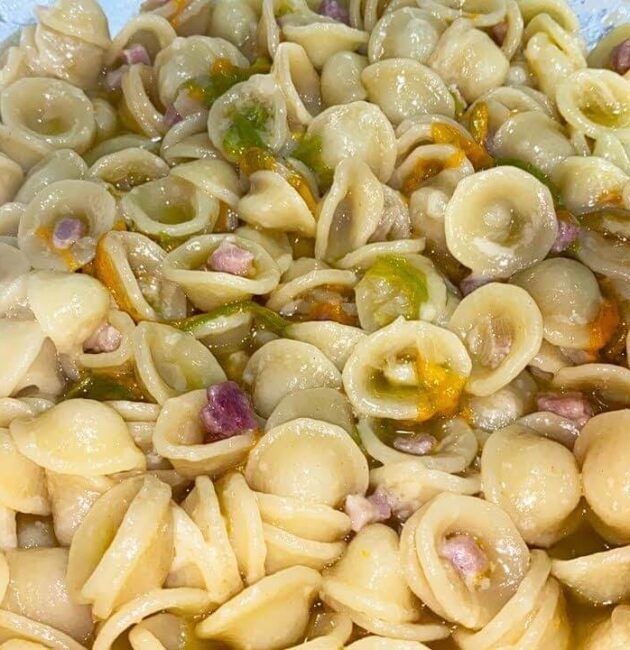 Pasta con fiori di zucca e pancetta