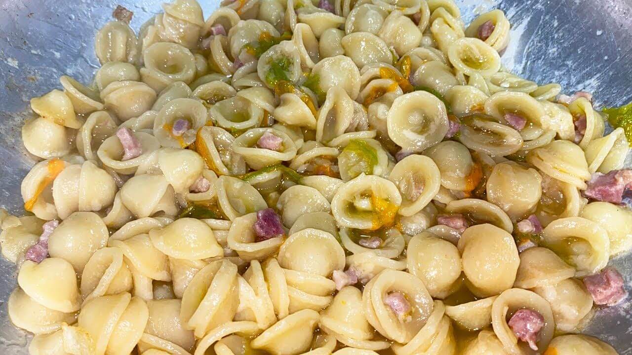 Pasta con fiori di zucca e pancetta