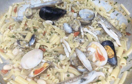 Pasta fagioli e frutti di mare