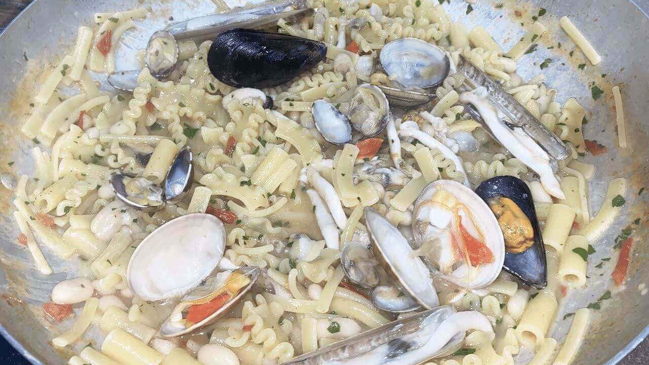 Pasta fagioli e frutti di mare