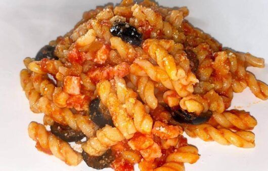 Pasta pancetta e olive nere