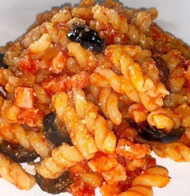 Pasta pancetta e olive nere