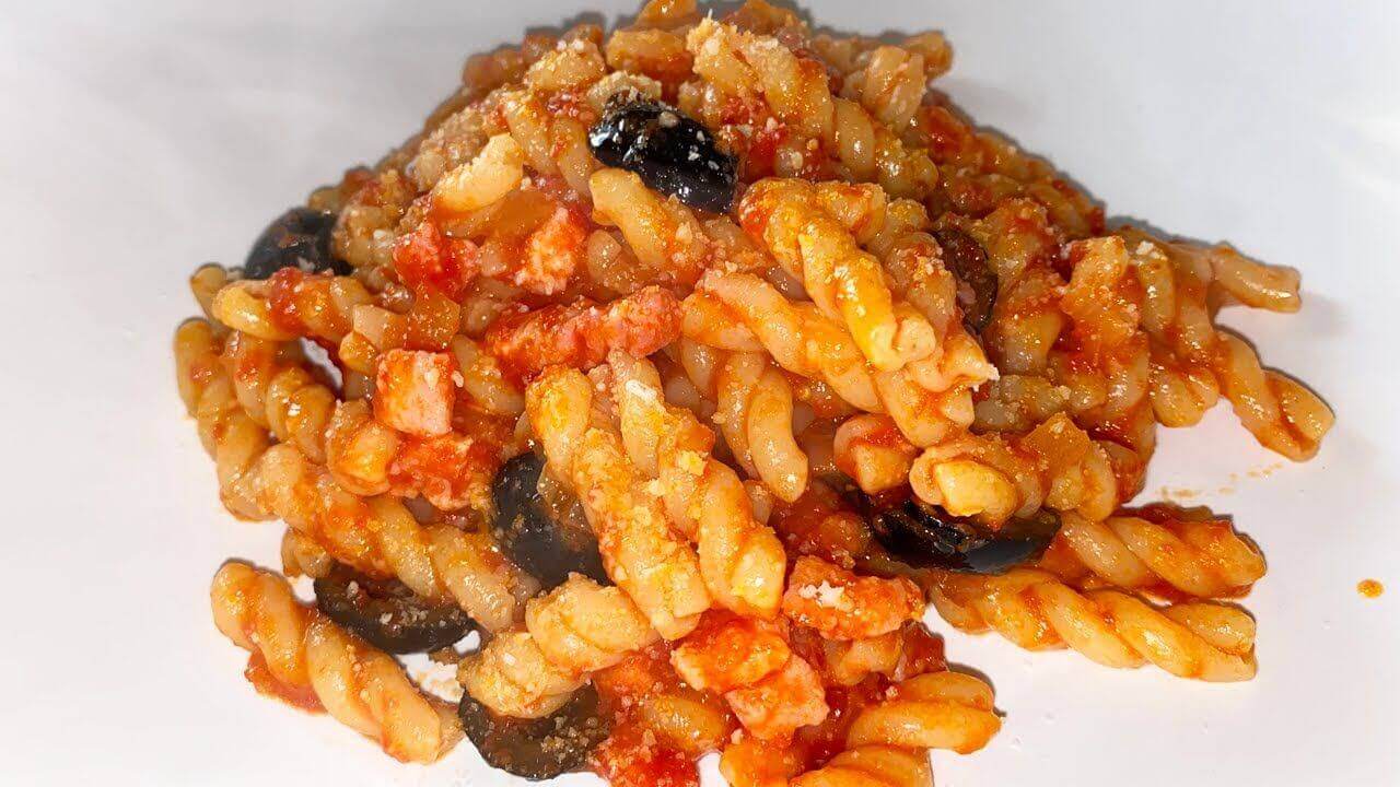 Pasta pancetta e olive nere