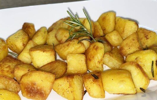 Patate croccanti in padella con burro e rosmarino