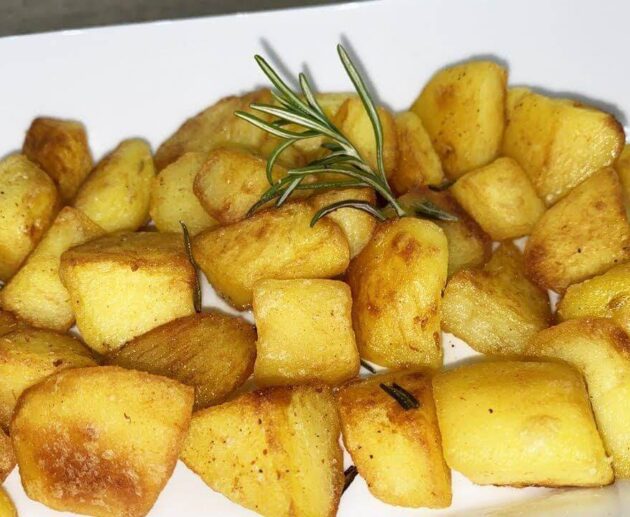 Patate croccanti in padella con burro e rosmarino