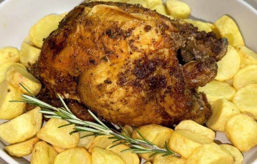 Pollo allo spiedo e patate in friggitrice ad aria