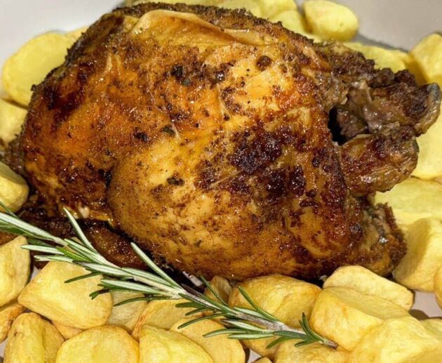 Pollo allo spiedo e patate in friggitrice ad aria