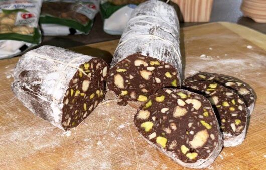 Salame di cioccolato senza burro con frutta secca