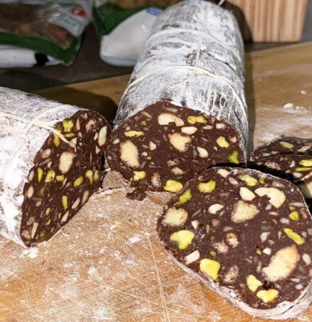 Salame di cioccolato senza burro con frutta secca