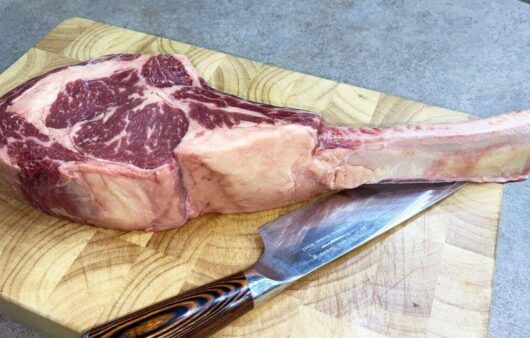 Tomahawk cotta sulla piastra di casa