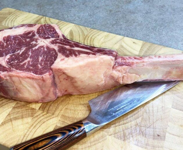 Tomahawk cotta sulla piastra di casa