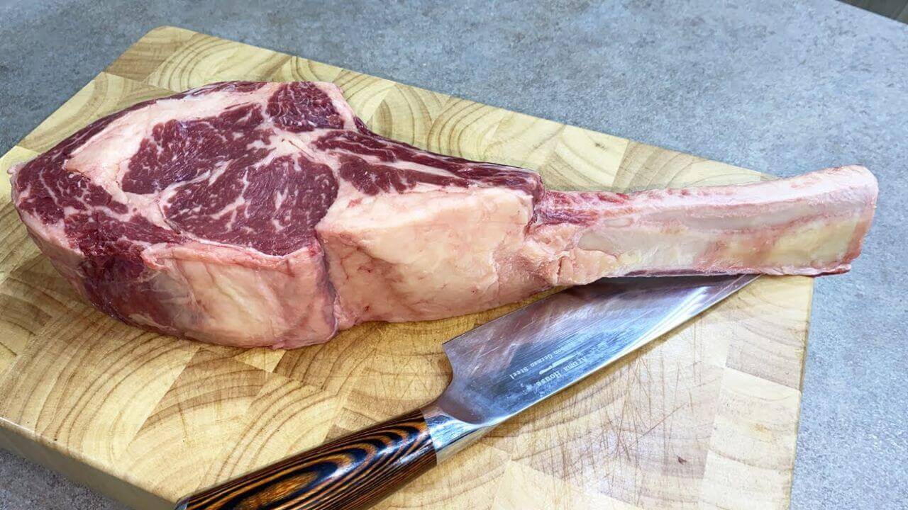 Tomahawk cotta sulla piastra di casa