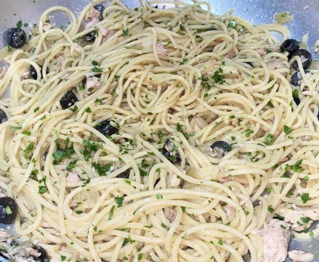 Spaghetti tonno e olive velocissimi