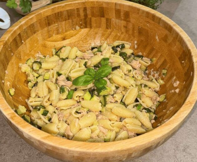 Pasta fredda con zucchine tonno e limone
