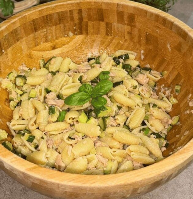 Pasta fredda con zucchine tonno e limone