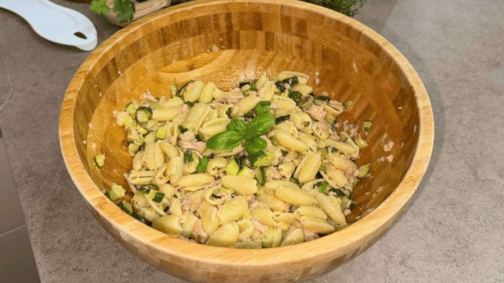 Pasta fredda con zucchine tonno e limone