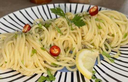 Spaghetti aglio, olio e peperoncino con limone, tutto a crudo