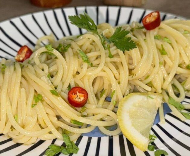 Spaghetti aglio, olio e peperoncino con limone, tutto a crudo