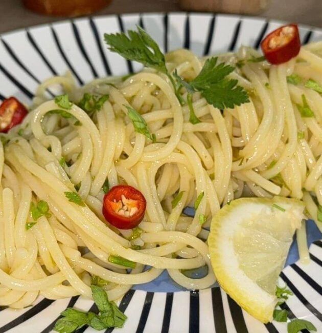 Spaghetti aglio, olio e peperoncino con limone, tutto a crudo