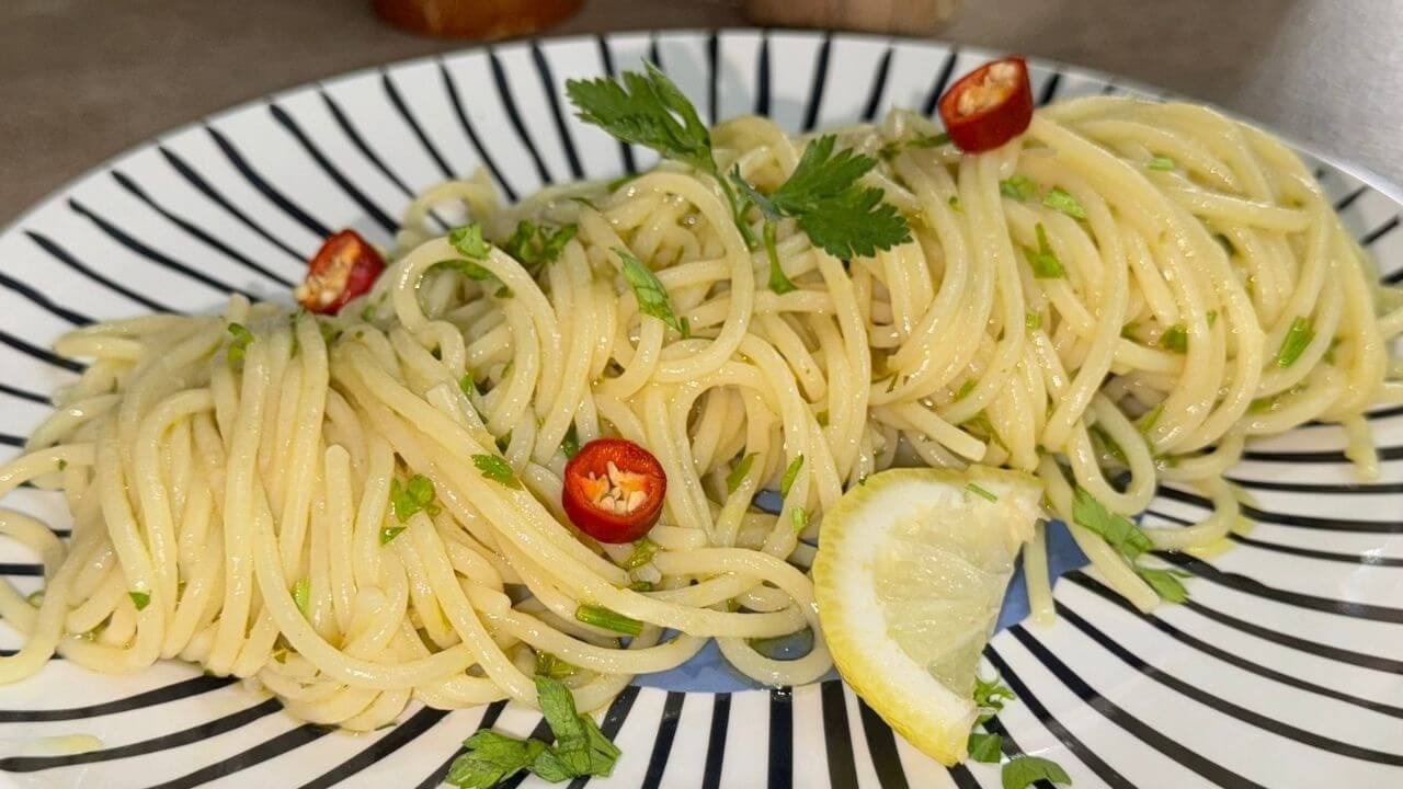Spaghetti aglio, olio e peperoncino con limone, tutto a crudo