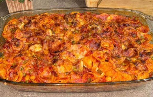 Orecchiette al forno con salsiccia e piselli