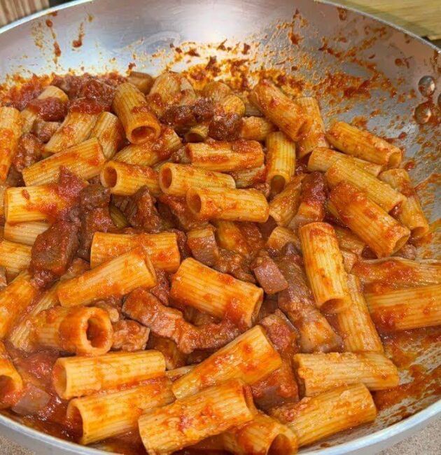 Rigatoni con ragù di pancetta di maiale