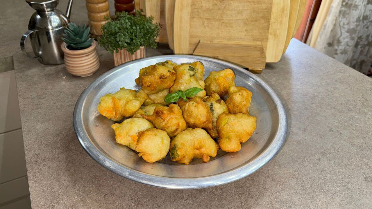 Zeppoline di fiori di zucca e basilico