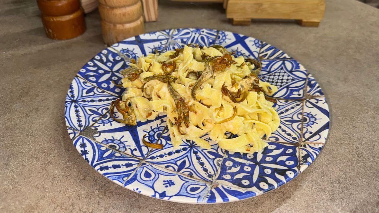 Fettuccine Alfredo con carciofi bianchi di Auletta croccanti