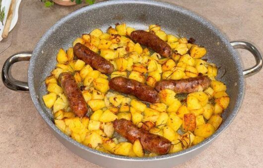 Salsicce, patate e cipolle al forno