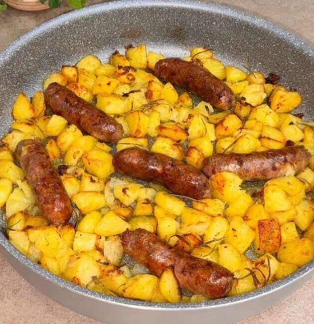 Salsicce, patate e cipolle al forno