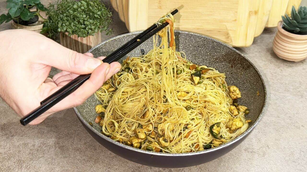 Vermicelli di riso con pollo e verdure