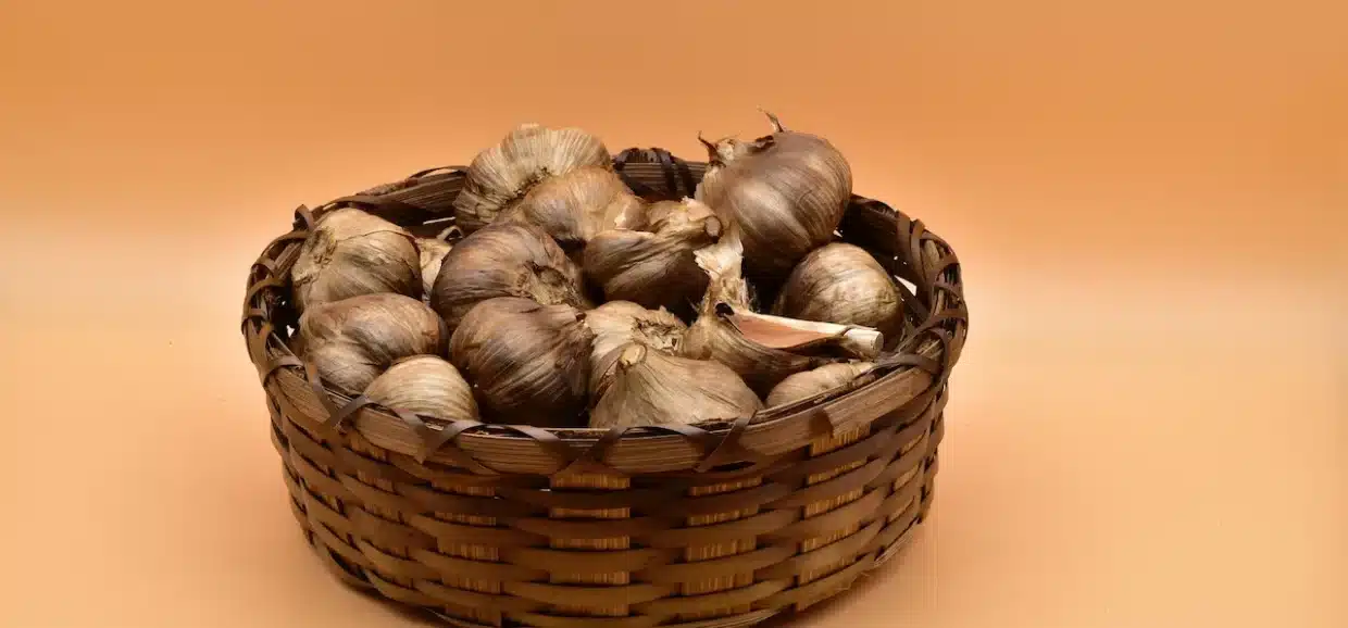 Tutto sull'aglio nero: origini, salute e particolarità. Perché integrarlo nella dieta