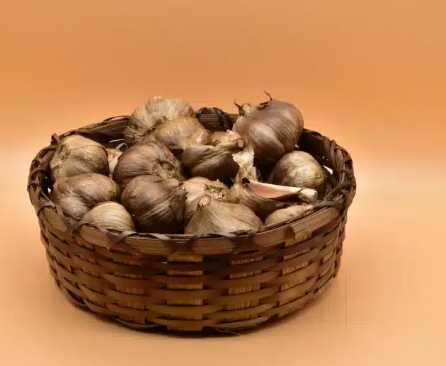 Tutto sull'aglio nero: origini, salute e particolarità. Perché integrarlo nella dieta