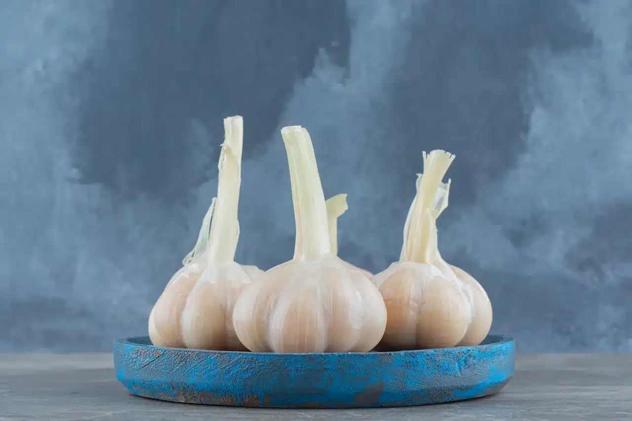 L’aglio elefante è un ingrediente affascinante e versatile, celebre per le sue dimensioni imponenti e il gusto sorprendentemente dolce e delicato. Pur appartenendo alla stessa famiglia del tradizionale aglio, questo tubero si distingue per il suo carattere meno pungente e per la sua capacità di arricchire le ricette con un tocco di originalità. In questo articolo esploreremo la sua storia, le virtù per la salute e le curiosità che lo rendono un prezioso alleato in cucina.